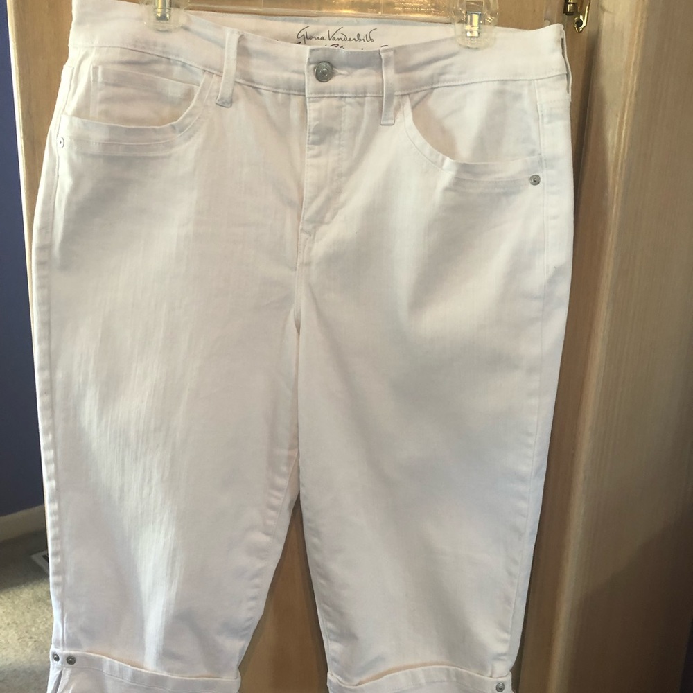 Gloria Vanderbilt white capri jeans